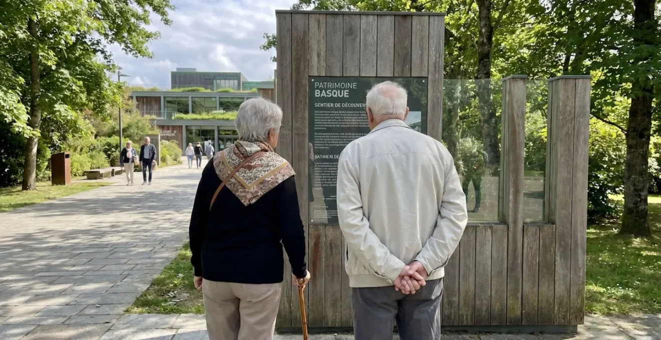 Deux seniors de dos observant un panneau d
