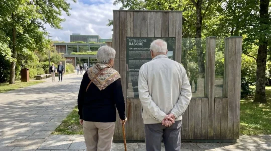 Deux seniors de dos observant un panneau d