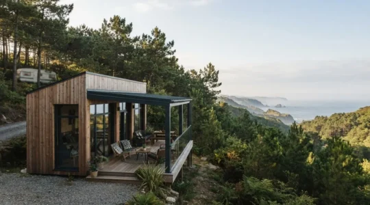 Chalet en bois avec terrasse face a l'ocean pres de Biarritz, illustrant le choix entre chalet et mobil-home en camping