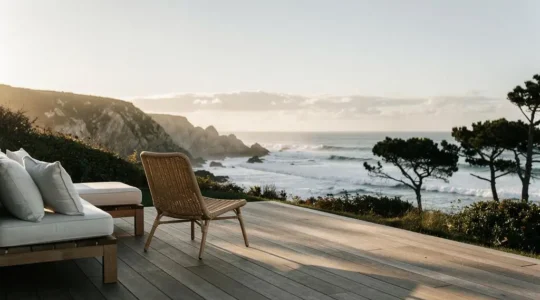 Terrasse en bois d'un mobil-home moderne face à l'ocean Atlantique sur la Cote Basque au coucher du soleil
