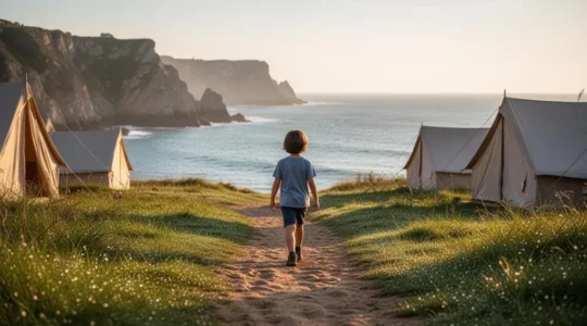 Un enfant marche seul et confiant vers l'ocean au petit matin dans un camping de la cote basque pres de Biarritz